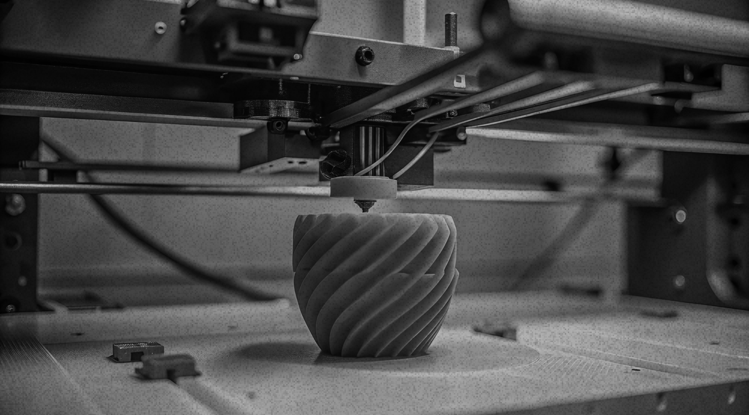 3d принтер печатает деталь